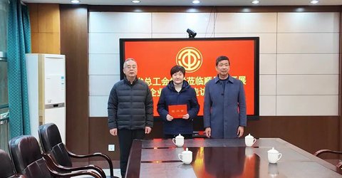 兩名女工患病，省上縣里都來慰問一一虹潤三重保障體系筑就員工幸福家