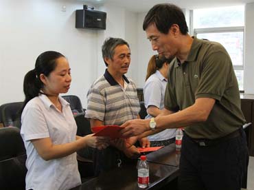 省總工會黨組書記、副主席陳震一行到順昌虹潤精密儀器有限公司慰問困難職工